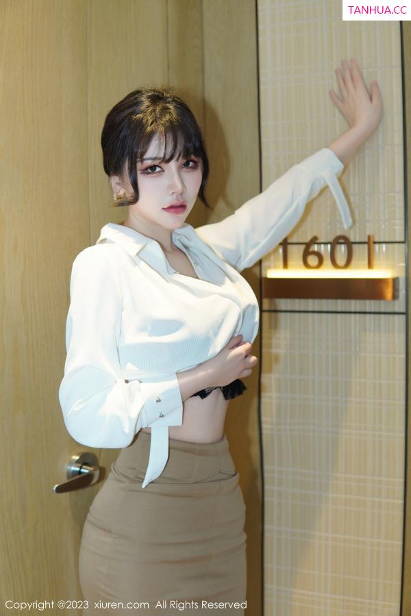   [XiuRen]高清写真图 2023.01.10 No.6111 桃桃子_ 短裙美腿第22张图片